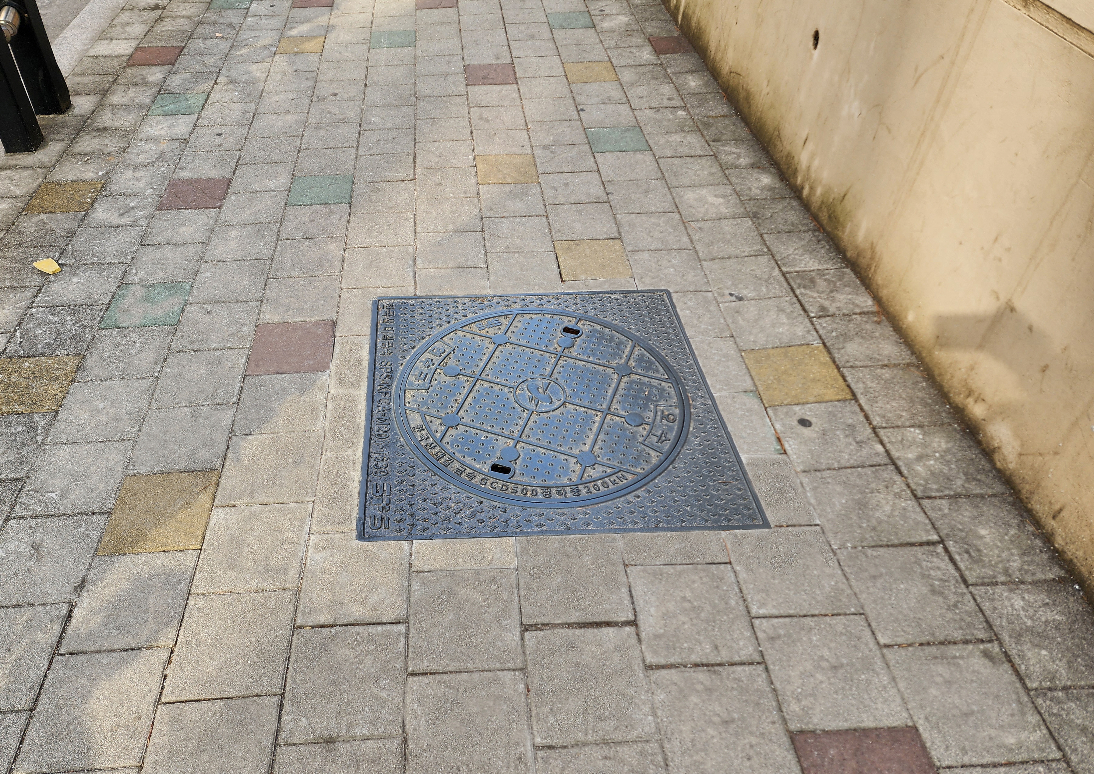 연수구는 지난 17일 구민의 안전한 보행환경을 조성하기 위한 노후화 하수도 콘크리트 맨홀뚜껑 교체공사를 완료했다